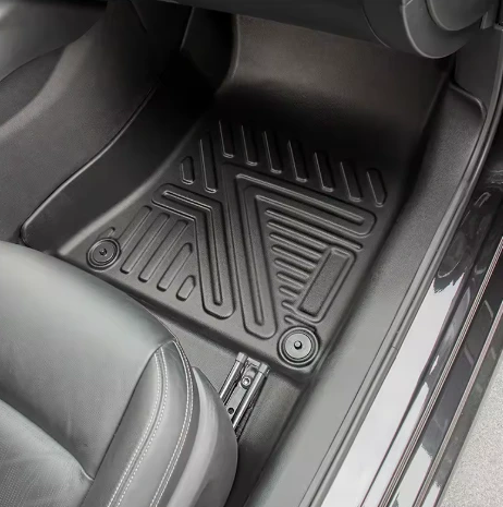 Alfombra PrimeCar instalada en un Volkswagen Golf 2023