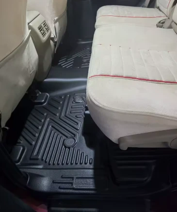 Alfombra PrimeCar instalada en un Peugeot 308 2023
